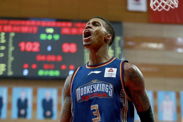 麦克丹尼尔斯提前续约成NBA历史首例